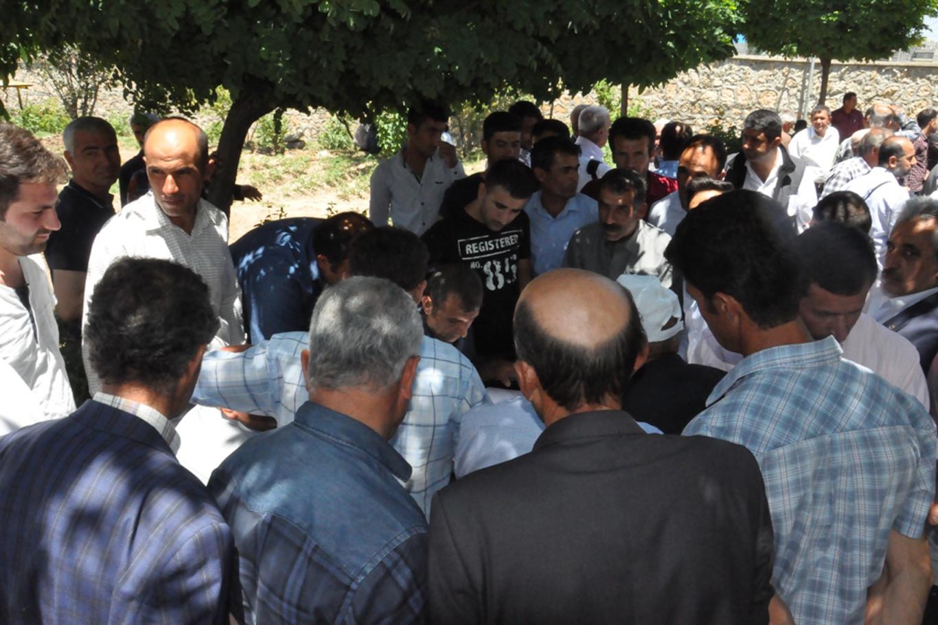 Karayolları görevlileri ile köylüler arasında gergin pazarlık Karayolları görevlileri ile köylüler arasında gergin pazarlık